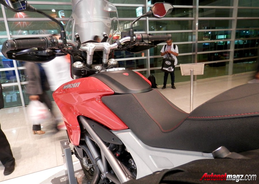 Ducati, Ducati Hyperstrada left seat: Ducati Hyperstrada Diperkenalkan di IIMS 2013