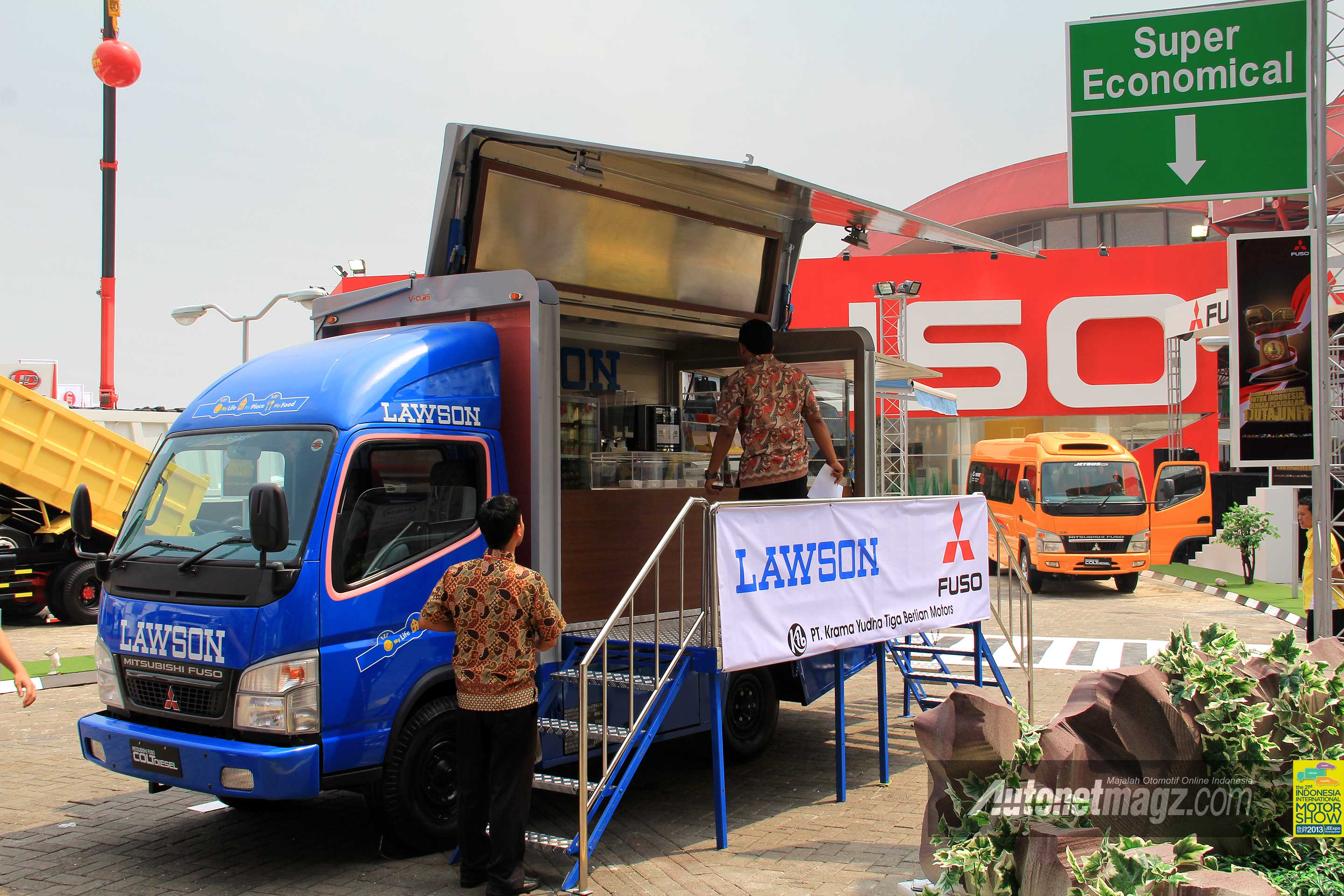 IIMS 2013, Kerjasama Mitsubishi dan Lawson Minimarket: Bus dan Truk Besar Pun Tak Mau Kalah Ikut Mejeng di IIMS