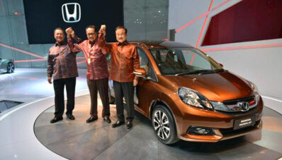 Parade Mobil Baru Warnai Gebyar Pembukaan IIMS 2013 Parade Mobil Baru Warnai Gebyar Pembukaan IIMS 2013