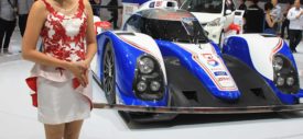 Toyota TS030 Hybrid race photo