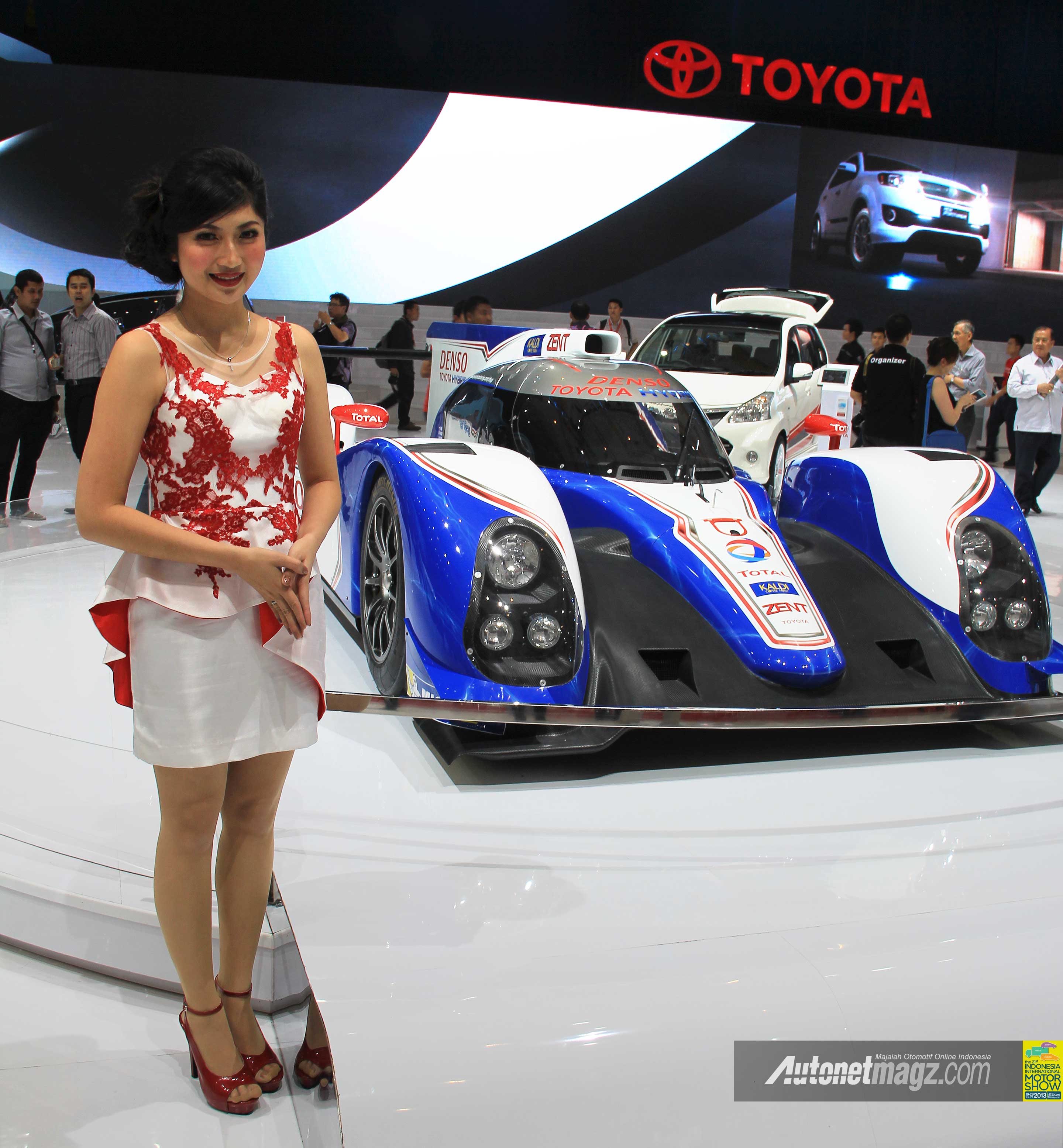 IIMS 2013, SPG Toyota dengan Toyota TS030 Hybrid: Mobil Balap Hybrid Toyota TS030 Bisa Dilihat di IIMS