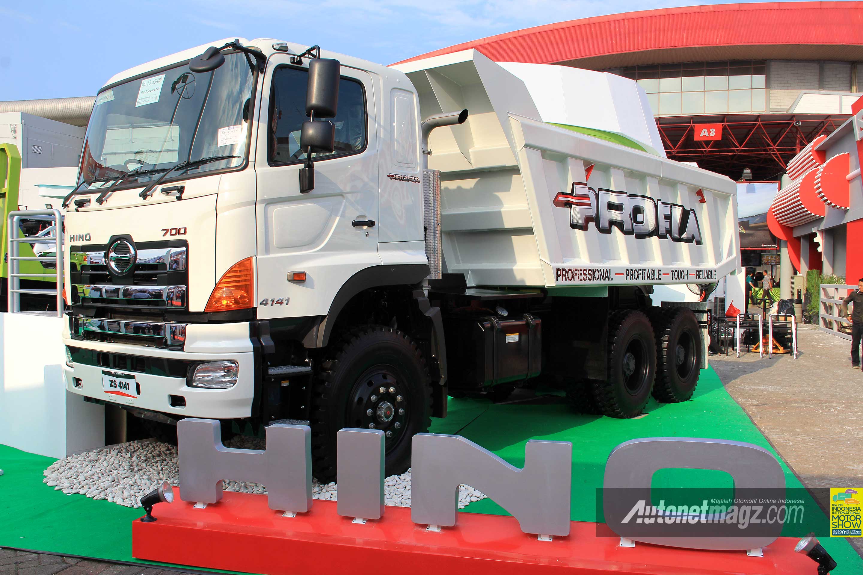 IIMS 2013, dump truck Hino: Bus dan Truk Besar Pun Tak Mau Kalah Ikut Mejeng di IIMS