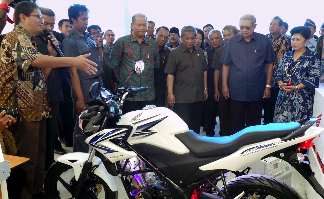 Honda, PT Astra Honda Motor sumbangkan motor kepada Akademi Komunitas Negeri yang disaksikan Presiden SBY: PT Astra Honda Motor Sumbang Motor ke Akademi Komunitas Negeri Pacitan