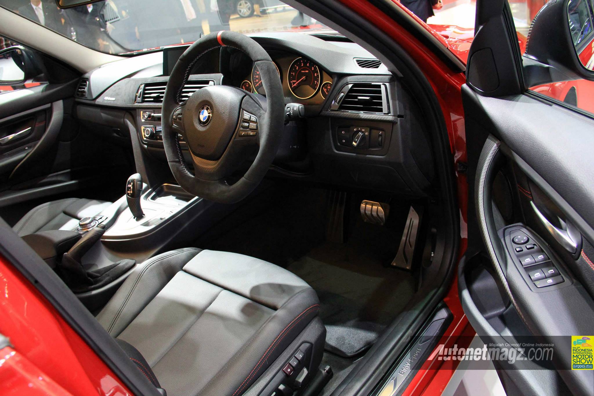 BMW, Kabin BMW 320i Sport: BMW seri 3 Sport Diperkenalkan di Indonesia