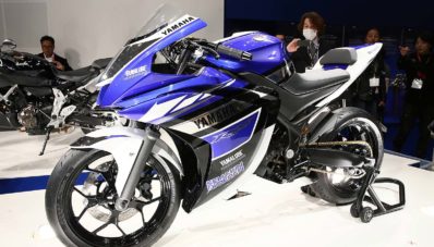 Ini Video Valentino Rossi Bersama Yamaha R25 a.k.a Yamaha Sport 250 cc Ini Video Valentino Rossi Bersama Yamaha R25 a.k.a Yamaha Sport 250 cc