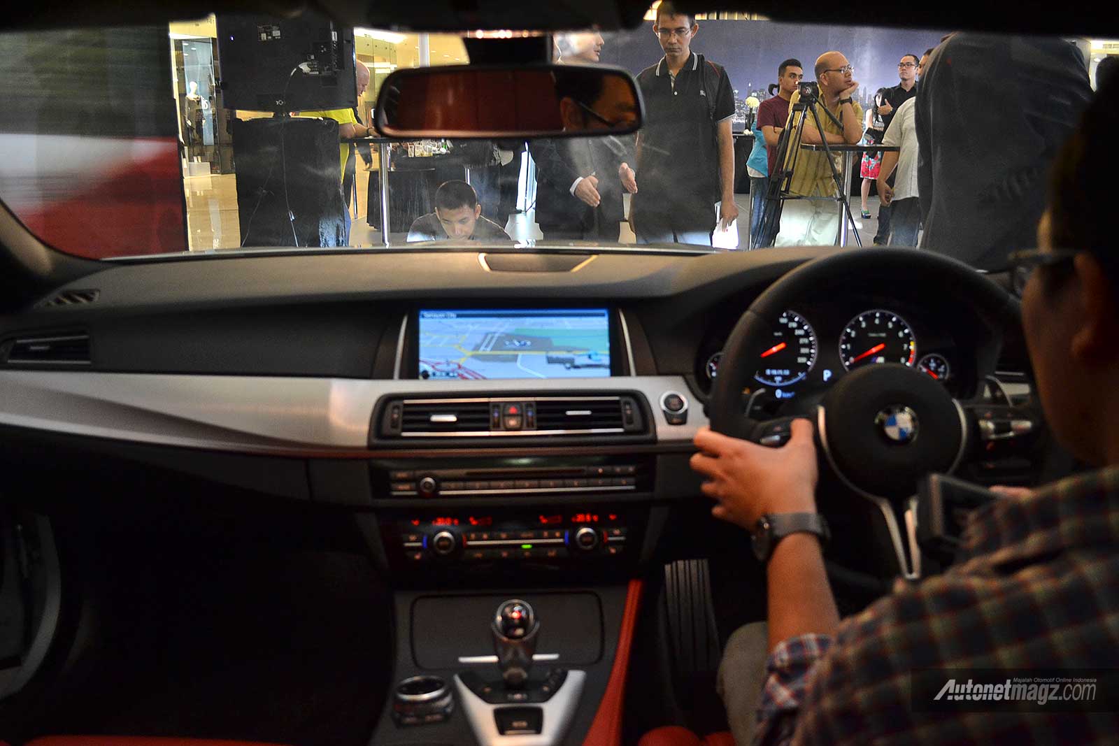 BMW, Dashboard BMW M5 2014_Indonesia: BMW M5 2014 Resmi Dijual di Indonesia