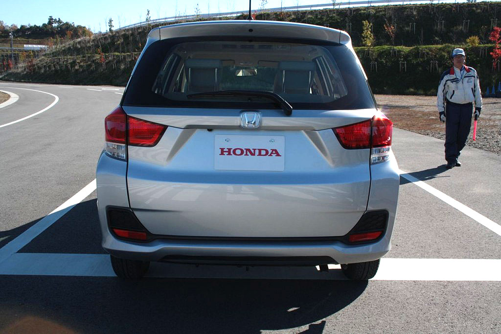 Honda, Honda Mobilio yang sedang diuji coba di sirkuit Motegi Jepang: HOT: Honda Mobilio Sudah Dikirim ke Jepang Untuk Di Test