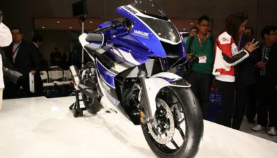 Ini Video Valentino Rossi Bersama Yamaha R25 a.k.a Yamaha Sport 250 cc Ini Video Valentino Rossi Bersama Yamaha R25 a.k.a Yamaha Sport 250 cc