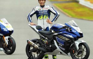 Ini Video Valentino Rossi Bersama Yamaha R25 a.k.a Yamaha Sport 250 cc Ini Video Valentino Rossi Bersama Yamaha R25 a.k.a Yamaha Sport 250 cc
