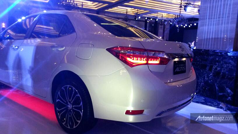 Mobil Baru, All new Corolla Altis 2014 tampak belakang: All New Toyota Corolla Altis 2014 Diluncurkan di Indonesia!