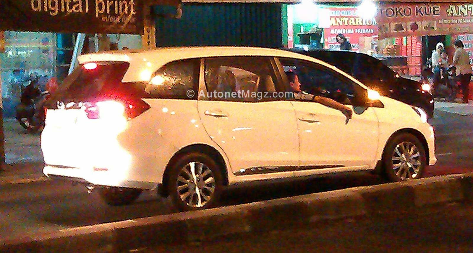 Honda, Foto Honda Mobilio di jalan: First Look : Honda Mobilio di Jalan Raya!