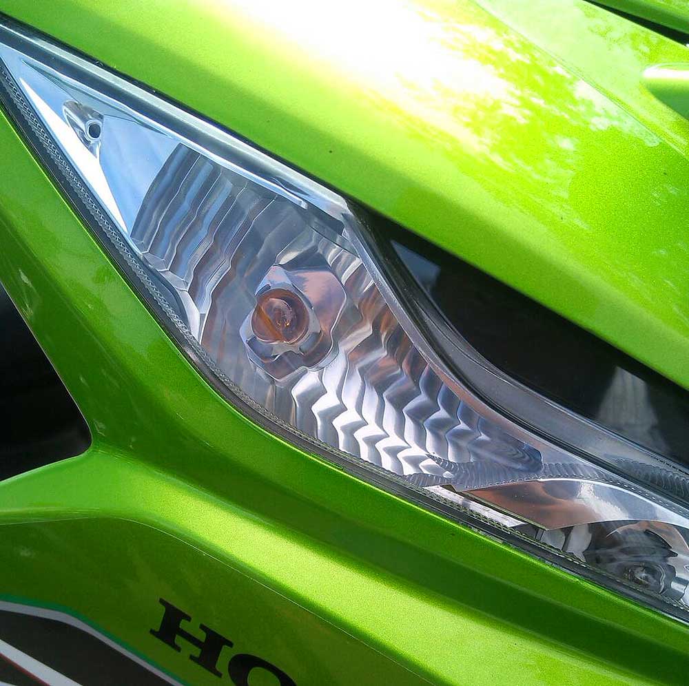 Motor Baru, Lampu sein Honda Revo FI 2014 berdesain futuristik: New Honda Revo FI Sudah Memenuhi Standar Emisi EURO 3
