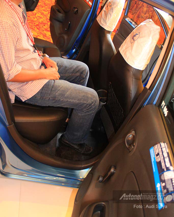 Nasional, Ruang kaki kabin belakang Nissan Almera Blue Bird taksi: Nissan Almera Jadi Armada Baru Taksi Blue Bird