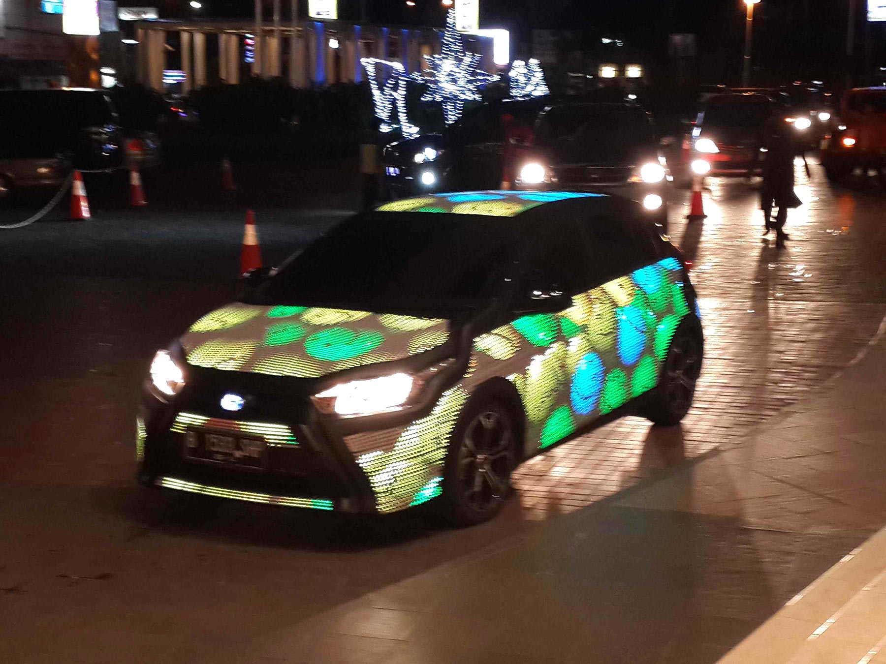 Nasional, All New Toyota Yaris dipasangkan LED sekujur badan: Mobil Kelap-kelip Bikin Heboh Warga Jakarta