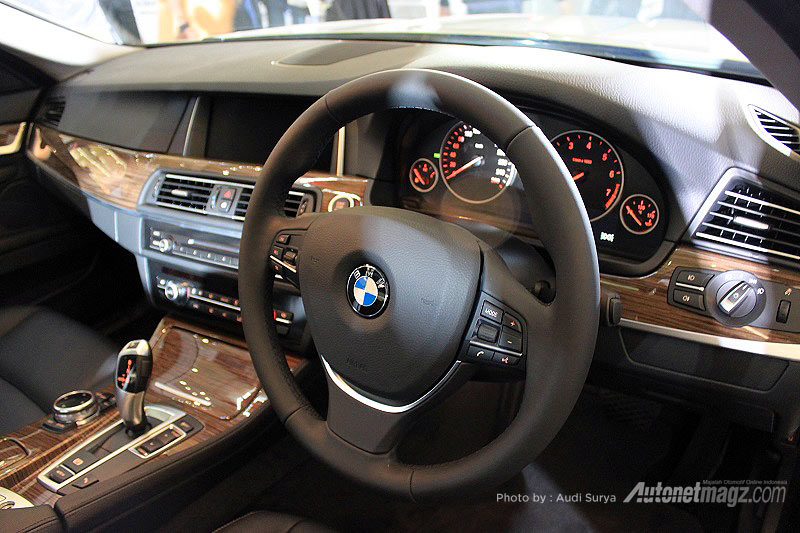 BMW, Dashboard BMW 528i: BMW Seri 5 Facelift Diluncurkan di Indonesia
