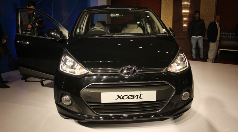 Hyundai, Hyunda Xcent black: Hyundai i10 Sedan Dinamakan Hyundai XCent