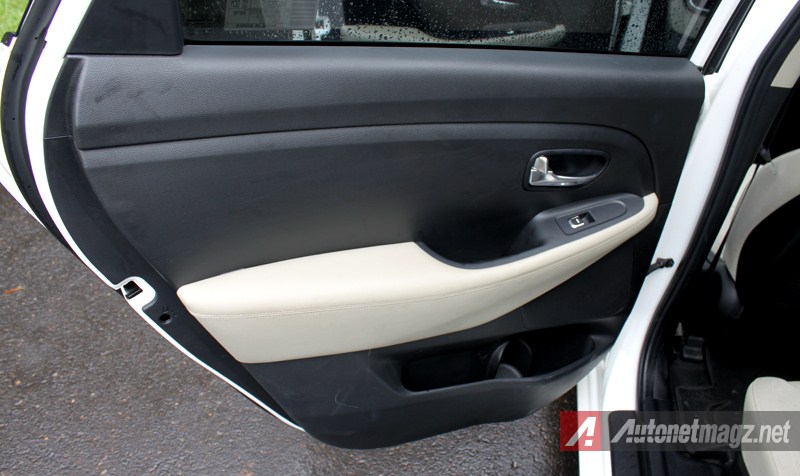 Kia, Kia Carens door trim belakang: Review KIA Carens 2013 Test Drive by AutonetMagz [with Video]