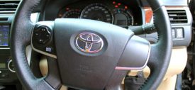 Konsol tengah dan transmisi matik Toyota Camry tipe G