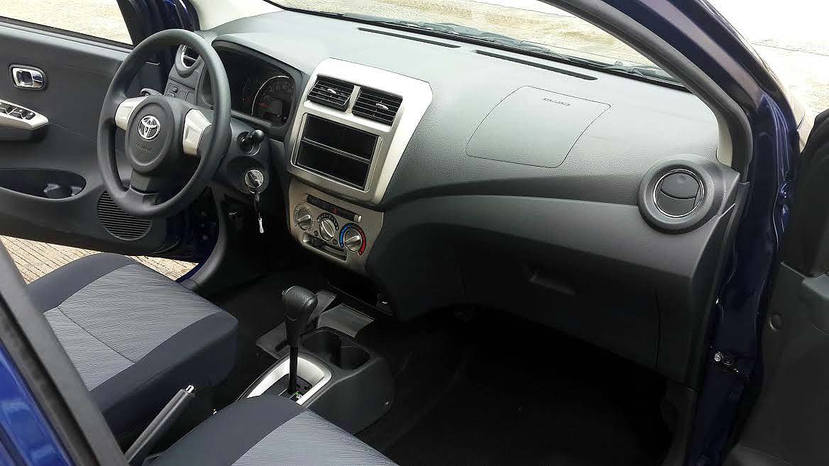 Interior Toyota Wigo dengan stir kiri – AutonetMagz 