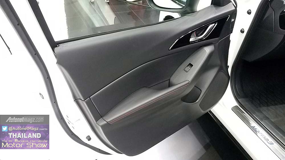 Bangkok Motorshow, Door trim pintu depan New Mazda 3: First Impression Review New Mazda 3 2015 dari Bangkok Motor Show