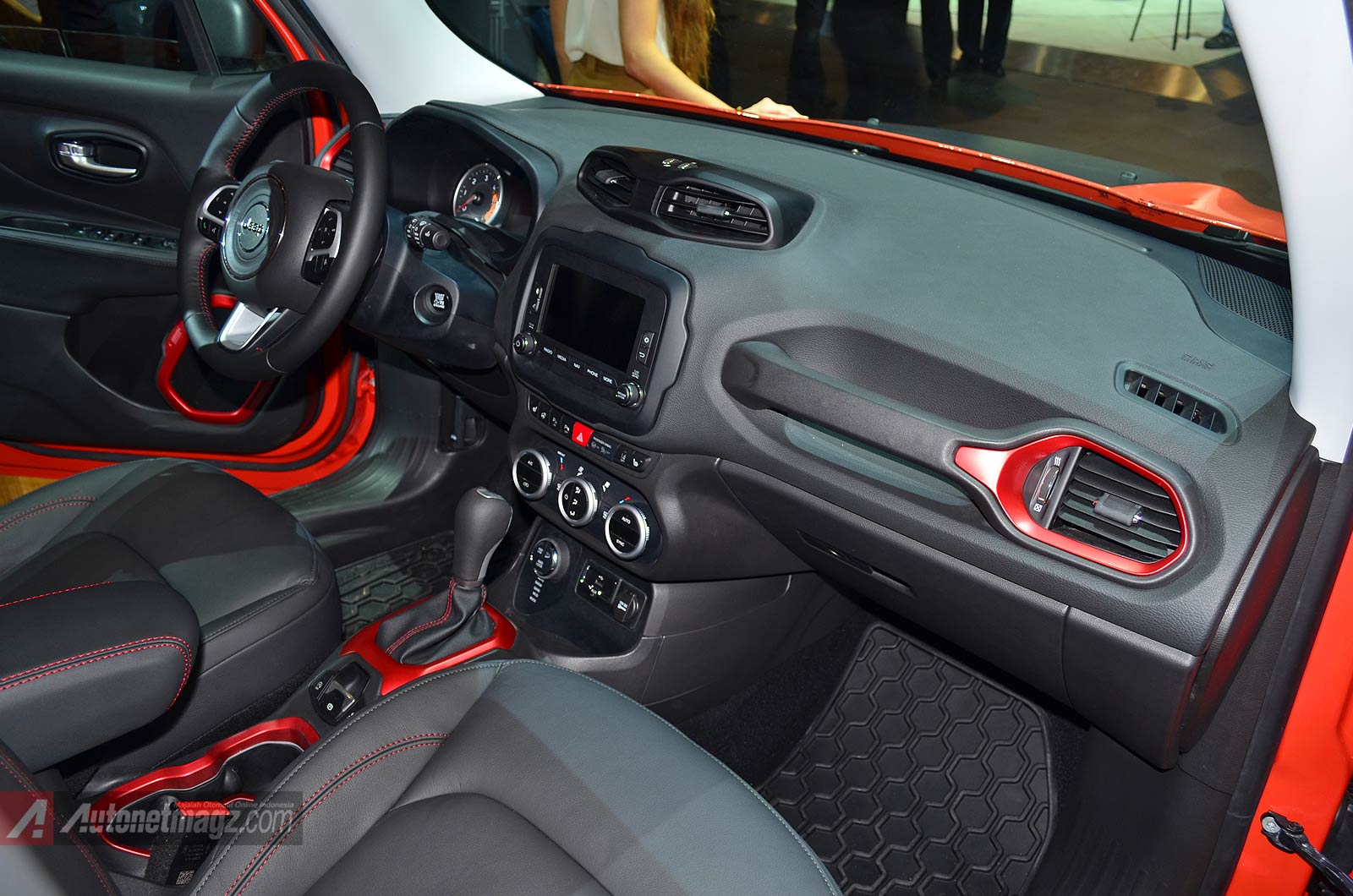 Geneva Motor Show 2014, Interior Jeep Renegade Trailhawk: Ramaikan Pasar Baby SUV, JEEP Renegade Diluncurkan