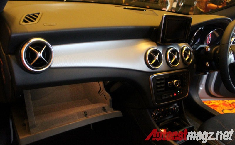 Mercedes-Benz, Mercedes CLA Dashboard: First Impression Review Mercedes-Benz CLA 200 Indonesia