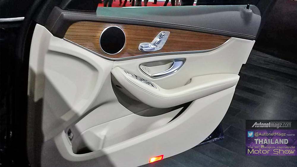 Bangkok Motorshow, Pintu depan Mercy C Class 2015: First Impression Review Mercedes-Benz C-Class 2015 dari Bangkok Motor Show