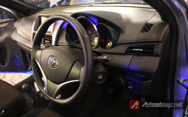 Toyota Yaris 2014 dashboard
