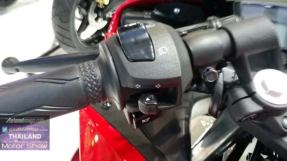 Bangkok Motorshow, Winker switch tuas lampu Yamaha R15: First Impression Review Yamaha R15 dari Bangkok Motor Show
