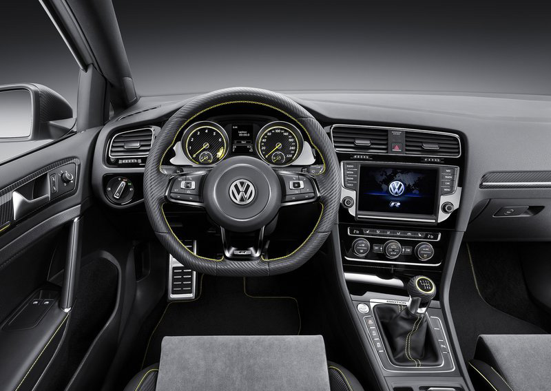 Berita, Interior dashboard Volkswagen Golf R400 Concept: Volkswagen Golf R400 Akan Masuk Jalur Produksi Massal