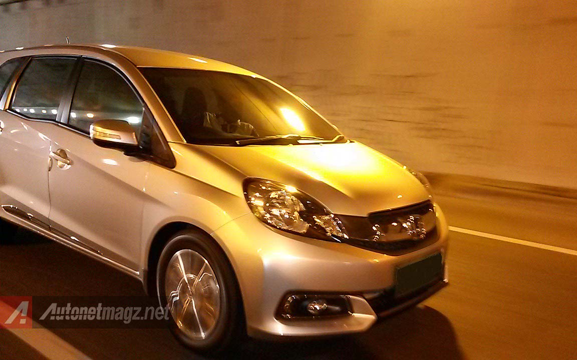 Wallpaper Honda Mobilio Prestige warna silver 