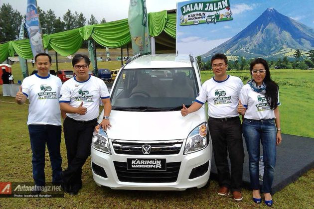 Davy J Tuilan Marketing Director Suzuki Indonesia (kedua dari kiri) menjelaskan Jalan-Jalan Karimun Wagon R  bentuk apresiasi Suzuki Indonesia untuk pengguna Karimun