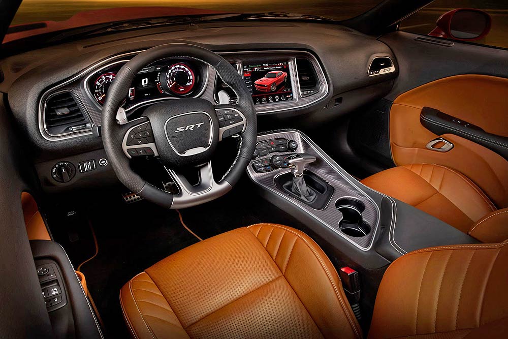 Dodge, Interior mobil Dodge Challenger SRT 2015: 2015 Dodge Challenger SRT Tenaganya Lebih Dari 600 Hp