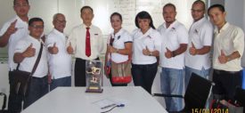 Pihak KOI memberikan cinderamata tokoh Wayang kepada pimpinan Hyundai An Suong Vietnam