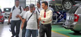 Pihak KOI memberikan cinderamata tokoh Wayang kepada pimpinan Hyundai An Suong Vietnam