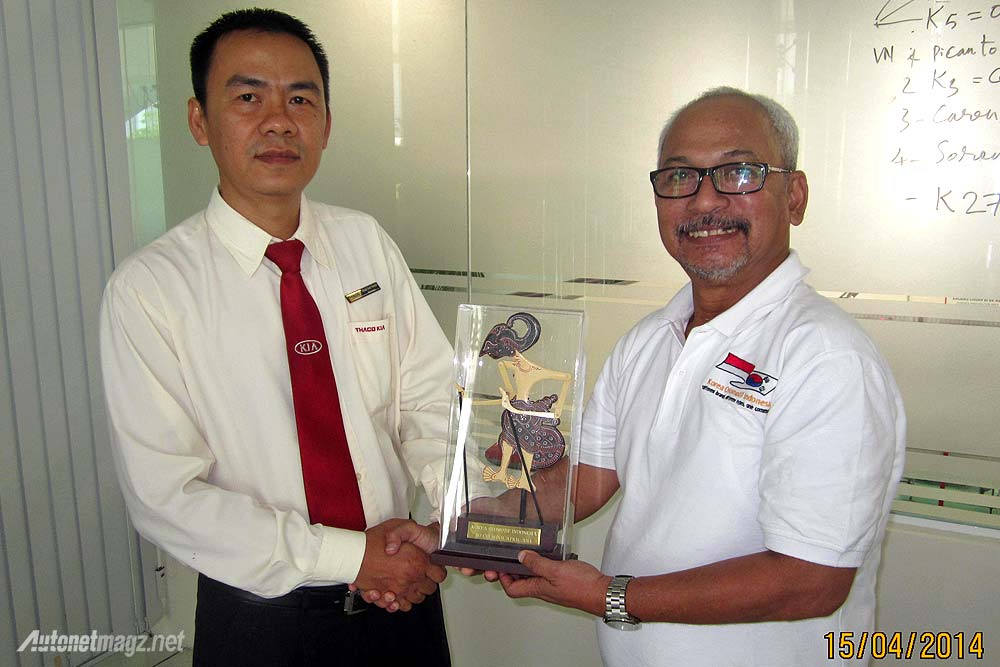 Hyundai, Pihak KOI memberikan cinderamata tokoh Wayang kepada pimpinan THACO KIA Vietnam: Klub Korea Otomotif Indonesia Berkunjung ke Hyundai dan KIA Vietnam