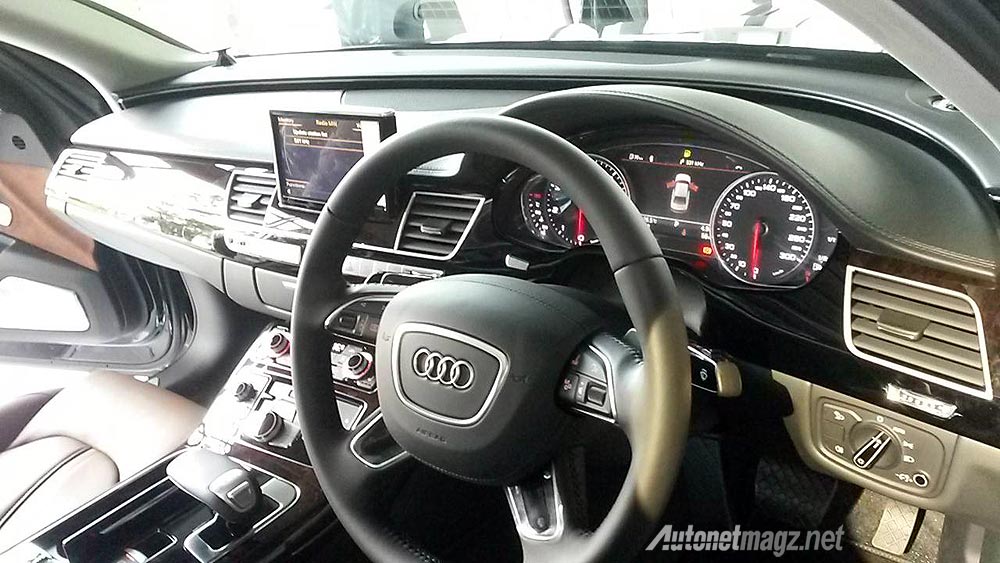 Audi, Dashboard interior depan Audi A8 Indonesia – Audi A8L right steering wheels: Audi A8L 2014 Diluncurkan di Indonesia