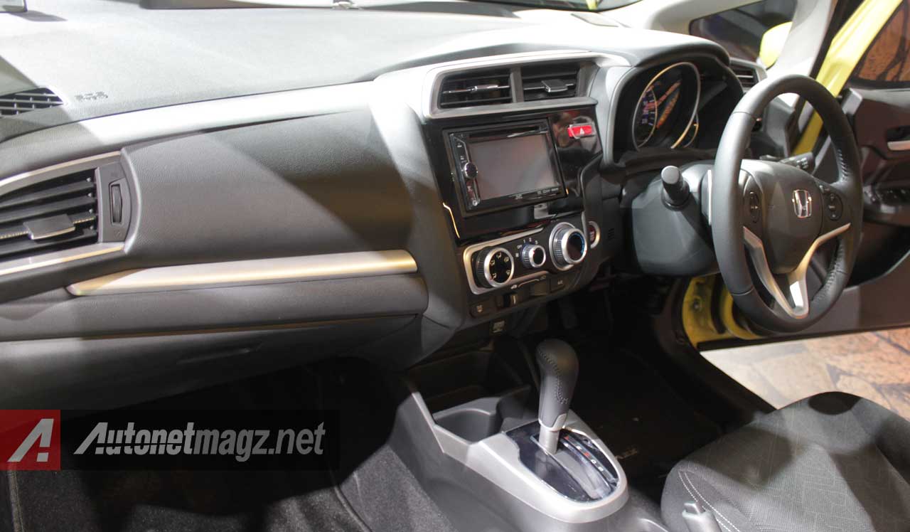 Honda, Interior-Honda-Jazz-RS-2014-Indonesia: First Impression Review Honda Jazz RS 2014 by AutonetMagz