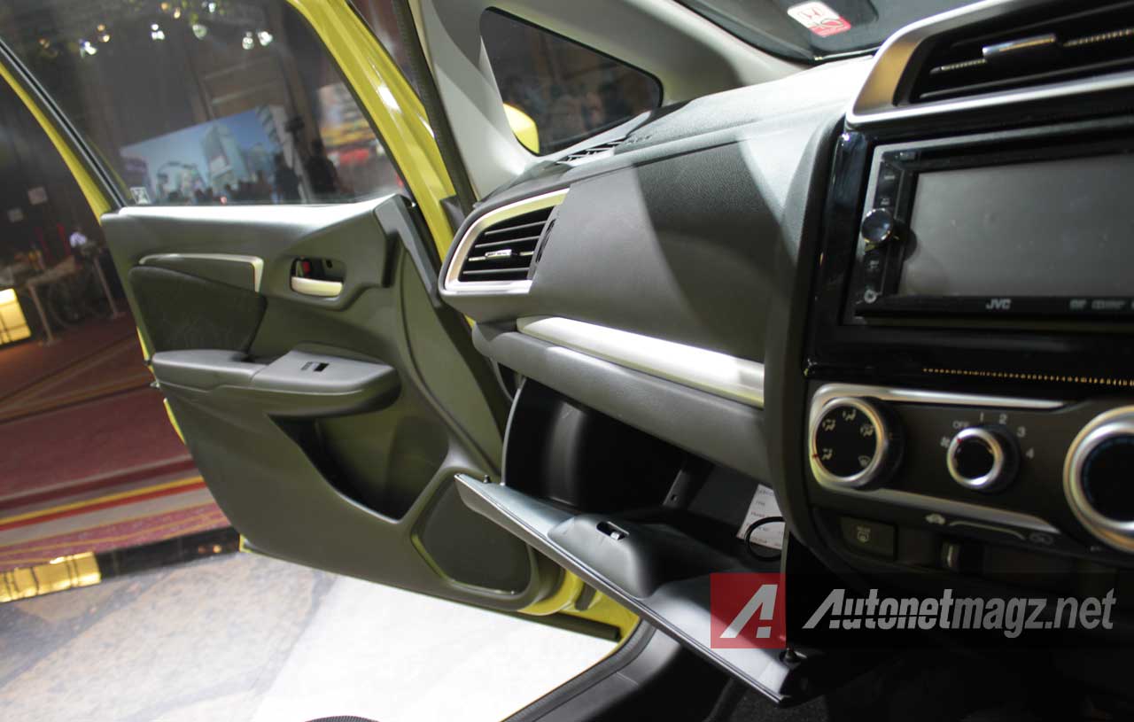 Honda, Kekurangan-Honda-Jazz-RS: First Impression Review Honda Jazz RS 2014 by AutonetMagz