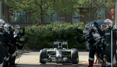 Sensasi Cuci Mobil Ala Pit Stop F1! [With Video]