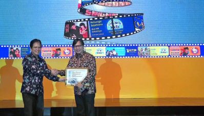 Suzuki Ertiga Mendapat Penghargaan ‘Pariwara Mitra Keluarga Award 2014’ dari BKKBN Suzuki Ertiga Mendapat Penghargaan ‘Pariwara Mitra Keluarga Award 2014’ dari BKKBN