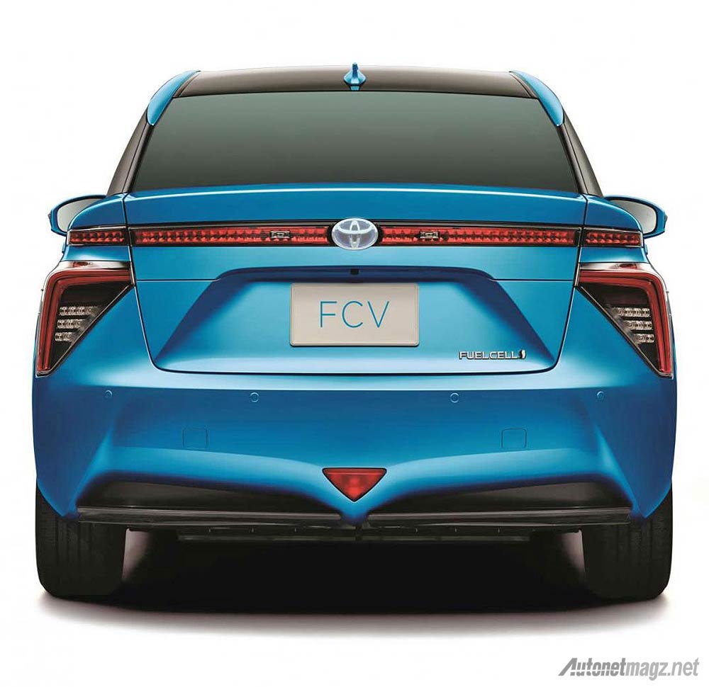 Mobil Baru, Toyota FCV tampak belakang: FCV : Mobil Toyota Berbahan Bakar Hydrogen