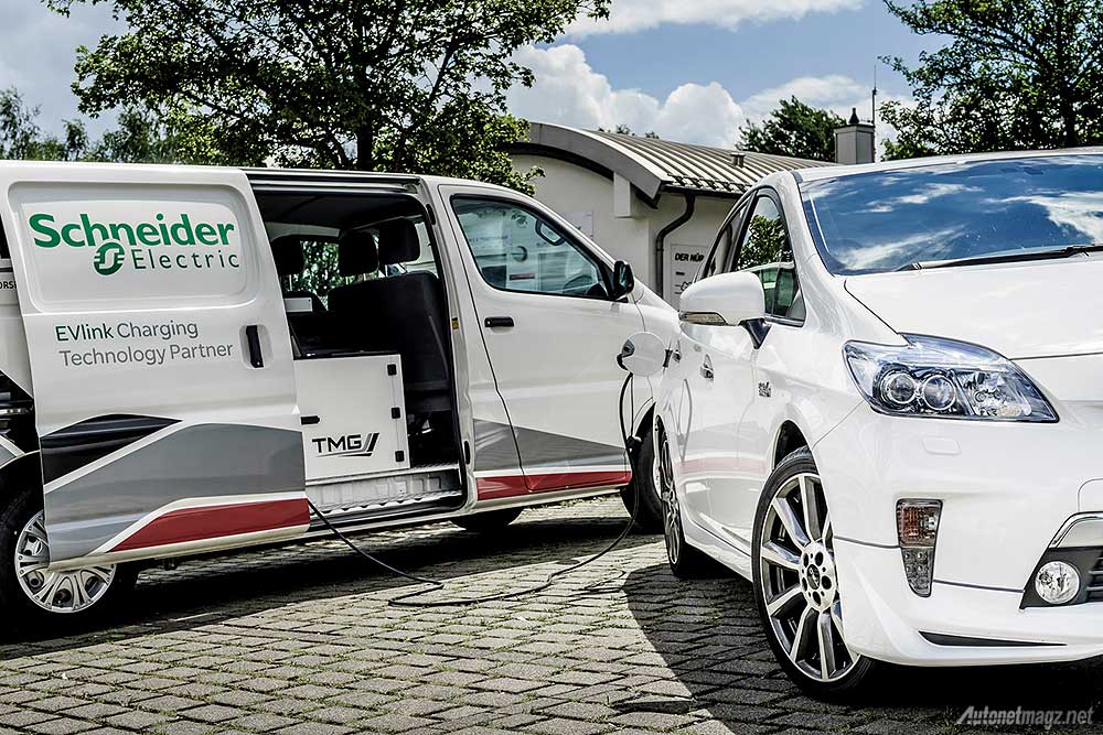 Berita, Hybrid car Toyota Prius Plug-in TRD Nurburgring test: Toyota Recall Prius V Untuk Benahi Modul Airbag