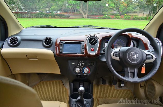 Interior dashboard Honda Mobilio RS hitam