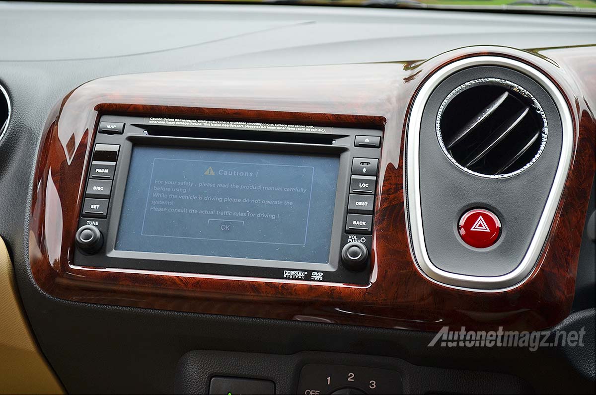 Berita, Wooden panel pada head unit touchscreen Honda Mobilio RS diesel: Ini Dia Honda Mobilio RS Diesel!