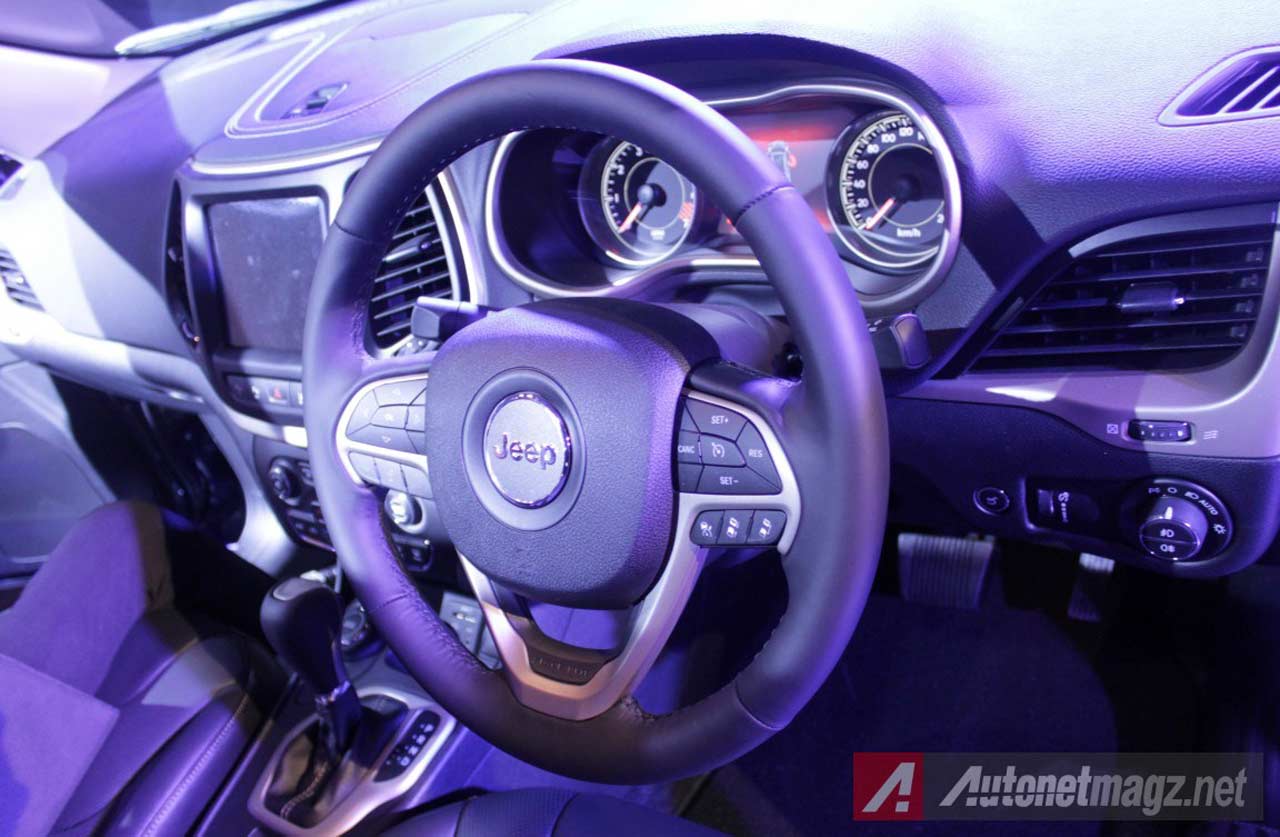 Jeep, 2015-Jeep-Cherokee-Steering-Wheel: Jeep Cherokee Terbaru Diluncurkan di Indonesia