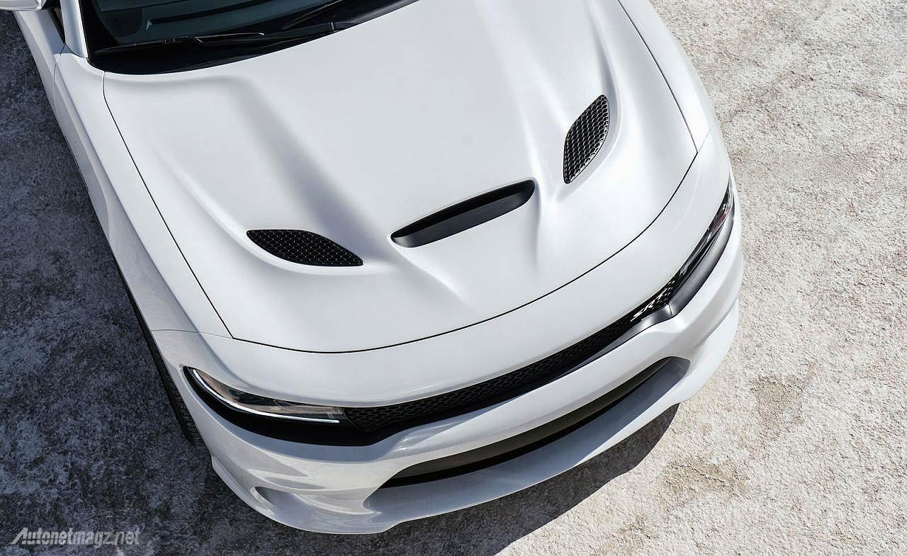Dodge, Kap mesin sporty penyalur udara pada Dodge Charger SRT Hellcat: Melihat Lebih Dekat Sedan 4 Pintu Tercepat di Dunia, Dodge Charger SRT Hellcat 2015