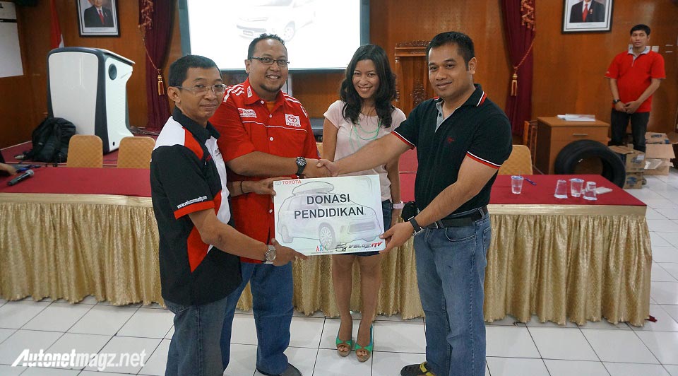 Event, Komunitas pemilik Avanza Veloz memberikan donasi pendidikan pada acara Safety Driving: Toyota Indonesia bersama Velozity Berikan Edukasi Safety Driving kepada Siswa SMU
