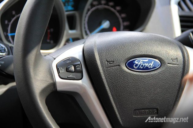 Speedometer dan stir dengan audio switch control pada Ford EcoSport