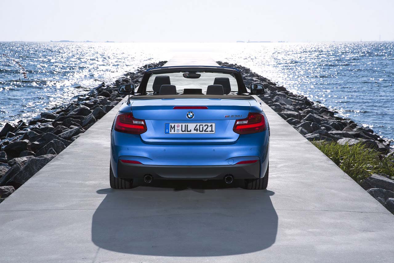 BMW, BMW-2-Series-Convertible-Rear-Blue: BMW 2 Series Convertible Diluncurkan [Galeri 69 Foto]